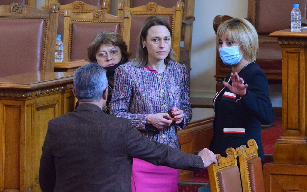 Обединени срещу ГЕРБ, депутатите задължиха Борисов да се яви пред парламента