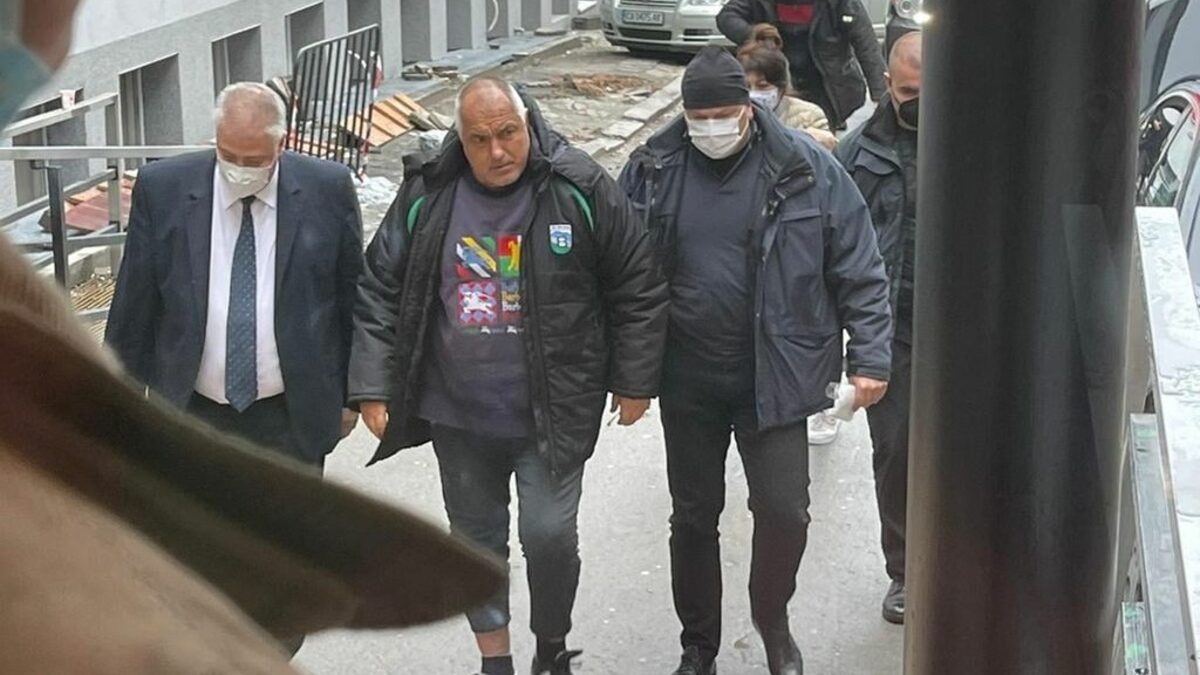 Снимката на Бойко Борисов при пристигането му в "Пирогов" беше разпространена във фейсбук групата "Видяно в София" от потребителя Evelina Toteva.