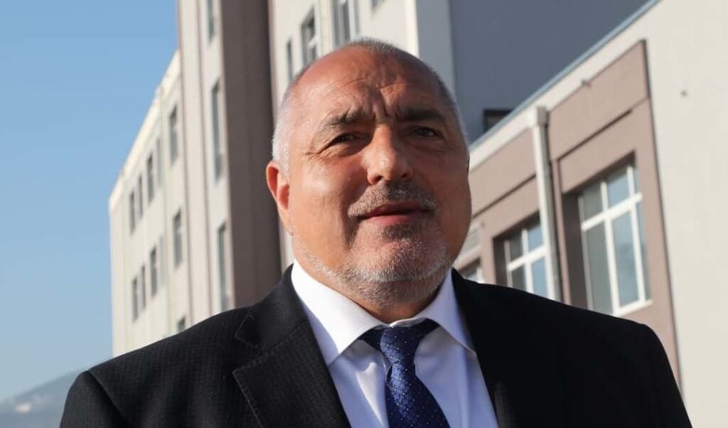 Бойко Борисов пред новия корпус на УНСС, който посети в разгара на предизборната кампания.