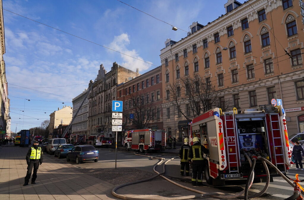 Чужденци загинаха в пожар в незаконен хостел в Рига