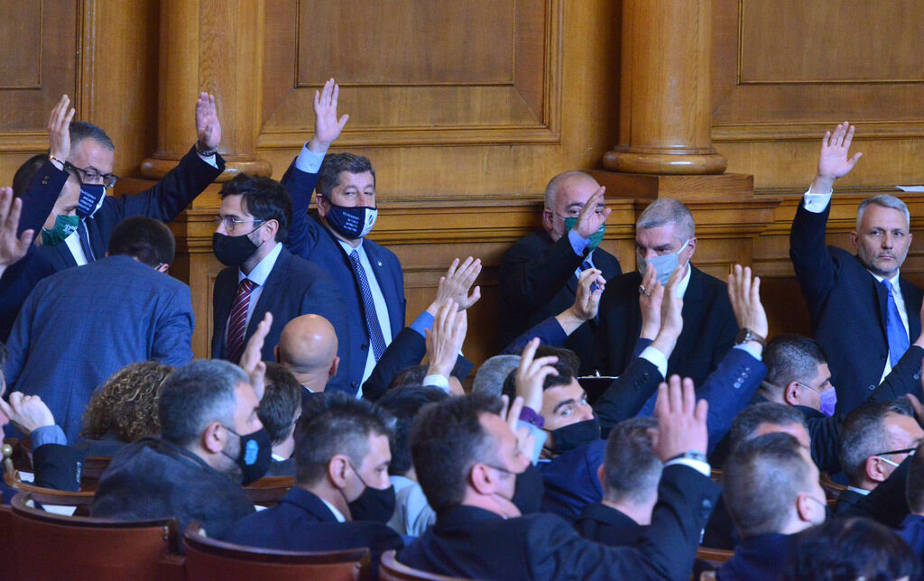 Гласуване по време на заседание на новия парламент