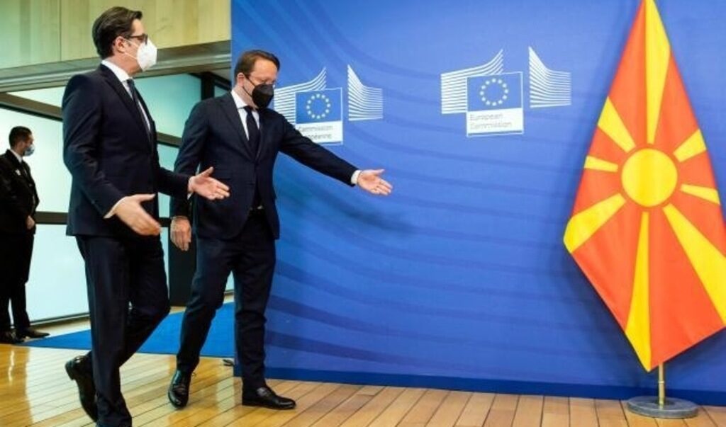 Македонският президент Стево Пендаровски с еврокомисаря за разширяването Оливер Вархей