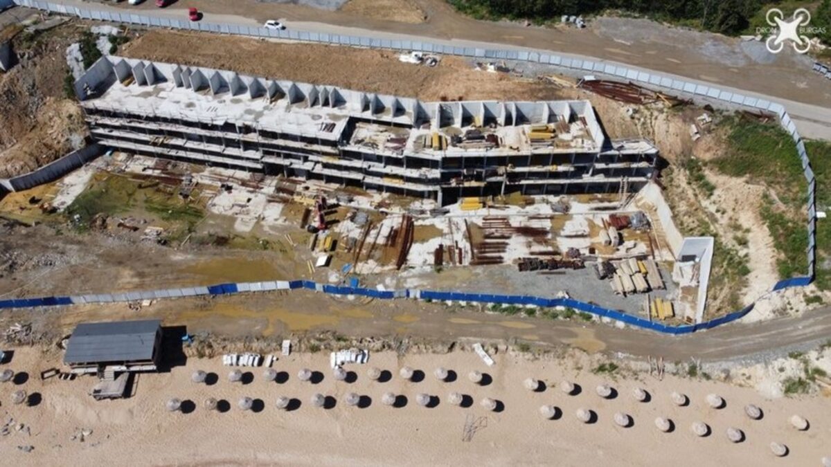Подпорната стена над плажа "Алепу"