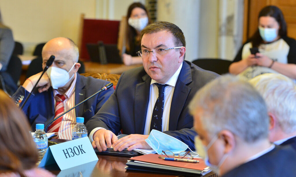 Сваляме маските, когато има над 65% имунизирани, увери здравният министър