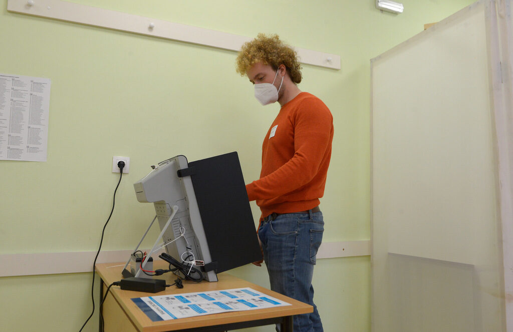 "Електронните системи за директно записване могат да препятстват или поне значително да намалят купения вот."