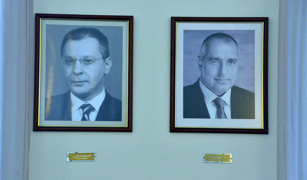 Интериор от Министерския съвет. "Борисов и ГЕРБ победиха посткомунистите (но и демократите, и левите, и десните, и по-либералните, и по-консервативните), като си построиха "партийна държава". Интериор от Министерския съвет. "Борисов и ГЕРБ победиха посткомунистите (но и демократите, и левите, и десните, и по-либералните, и по-консервативните), като си построиха "партийна държава".