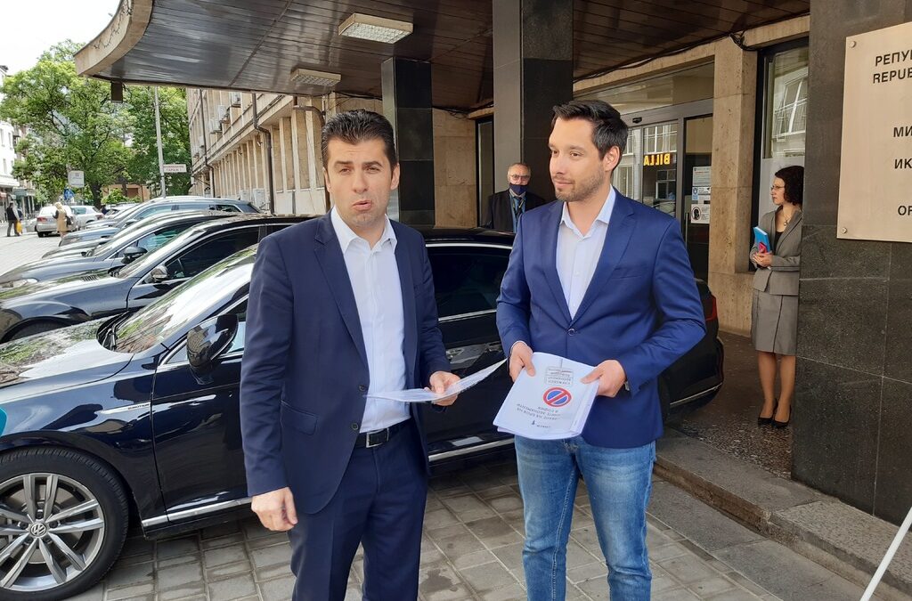 Кирил Петков и Борис Бонев (вдясно) пред паркинга със служебни коли по ул."Славянска".