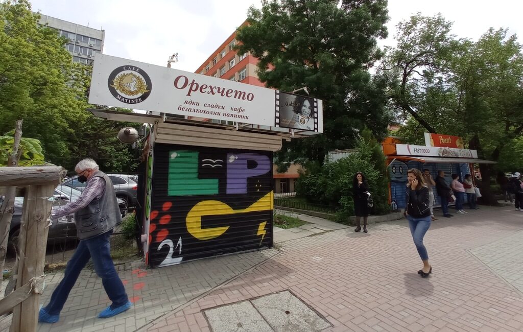 Двата павилиона - "Орехчето" и за бързи закуски, са си на местата, въпреки че нямат разрешителни.