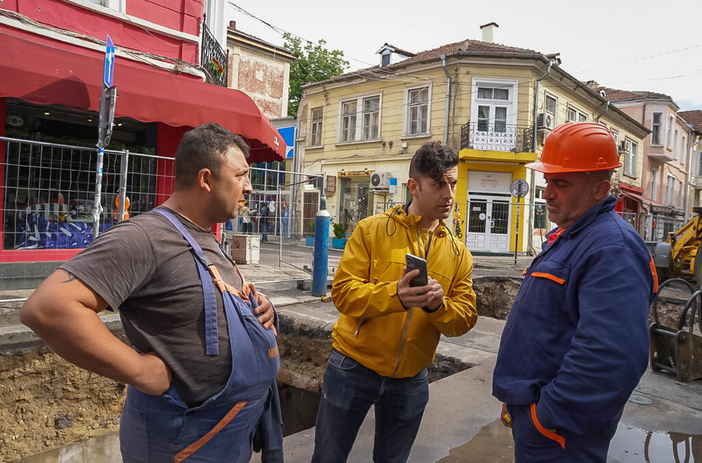 Рубен Лазарев (в средата) постоянно "инспектира" ремонта на ул. "Цар Иван Шишман".
