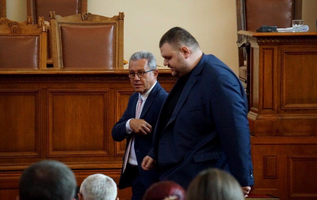 "За текстовете, писани от светила като Пеевски, Цонев и Хамид, може дълго да се спори дали са писани на коляно или направо с краката" "За текстовете, писани от светила като Пеевски, Цонев и Хамид, може дълго да се спори дали са писани на коляно или направо с краката"
