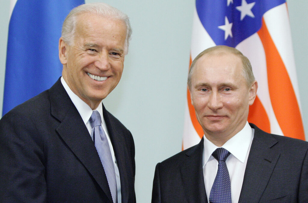 Джо Байдън и Владимир Путин в Москва през 2011 г.