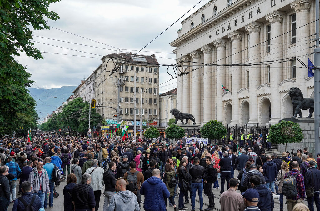 Масов протест пред Съдебната палата отбеляза санкциите срещу Пеевски и Божков