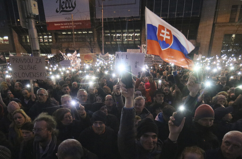 Сред санкционираните е предполагаемият поръчител на убийството на журналиста Ян Куцяк, Мариан Кочнер. Убийството разтърси Словакия и доведе до многохилядни протести.