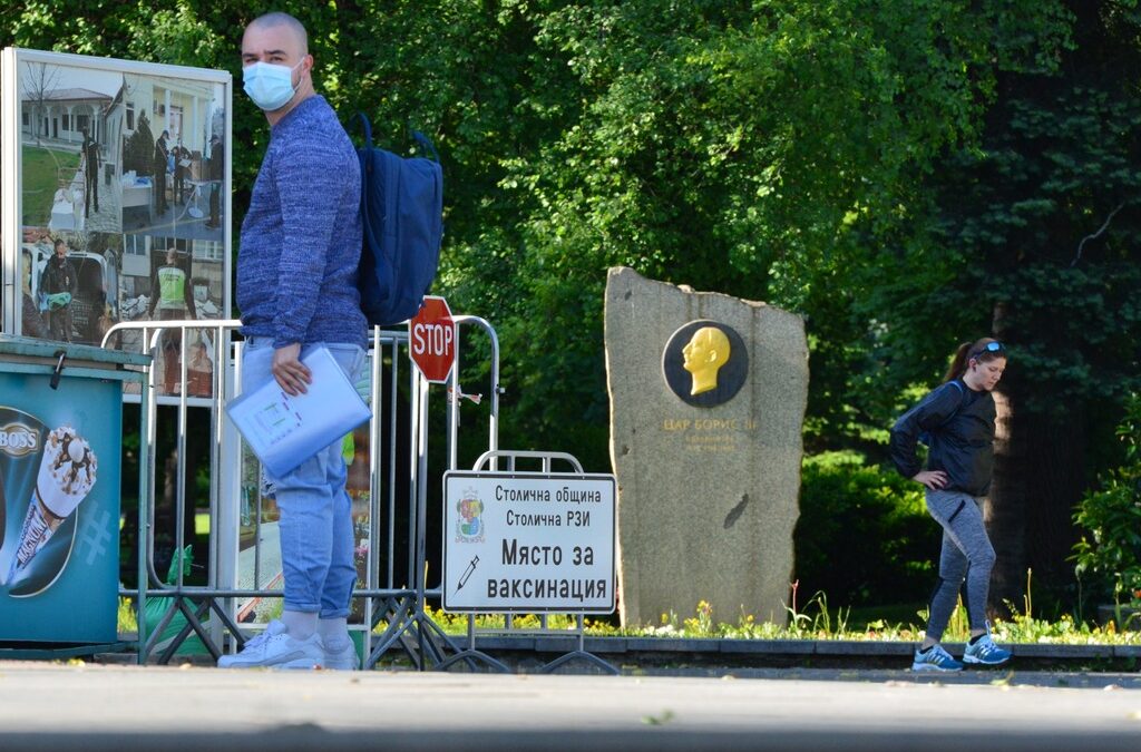 На площади, в паркове, до замък - ваксинационни пунктове през почивните дни