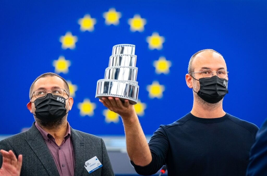 Режисьорът на "Колектив" Александър Нанау с наградата