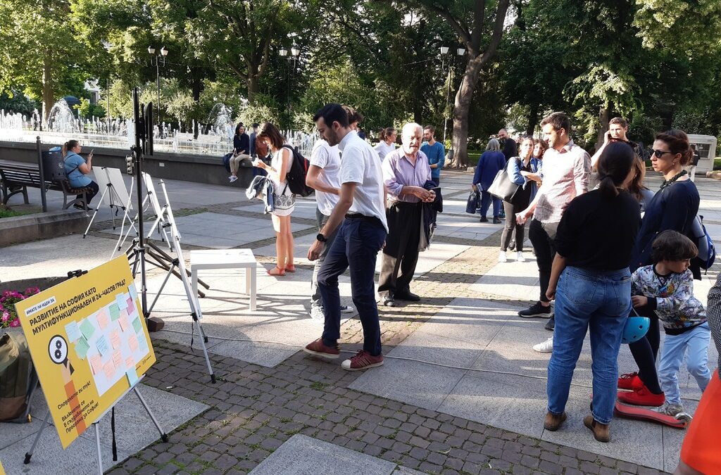 На дискусиите гражданите пишат идеите си на тематични табла.