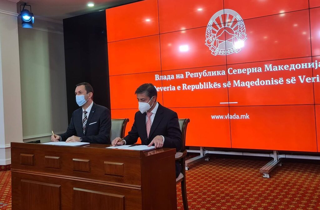 Управителят на компанията OSM Solar - Скопие, Константин Ненов на подписването на договора=