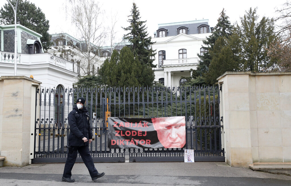 Посолството на Русия в Прага при протест заради взривовете във Върбетице, април 2021 г.
