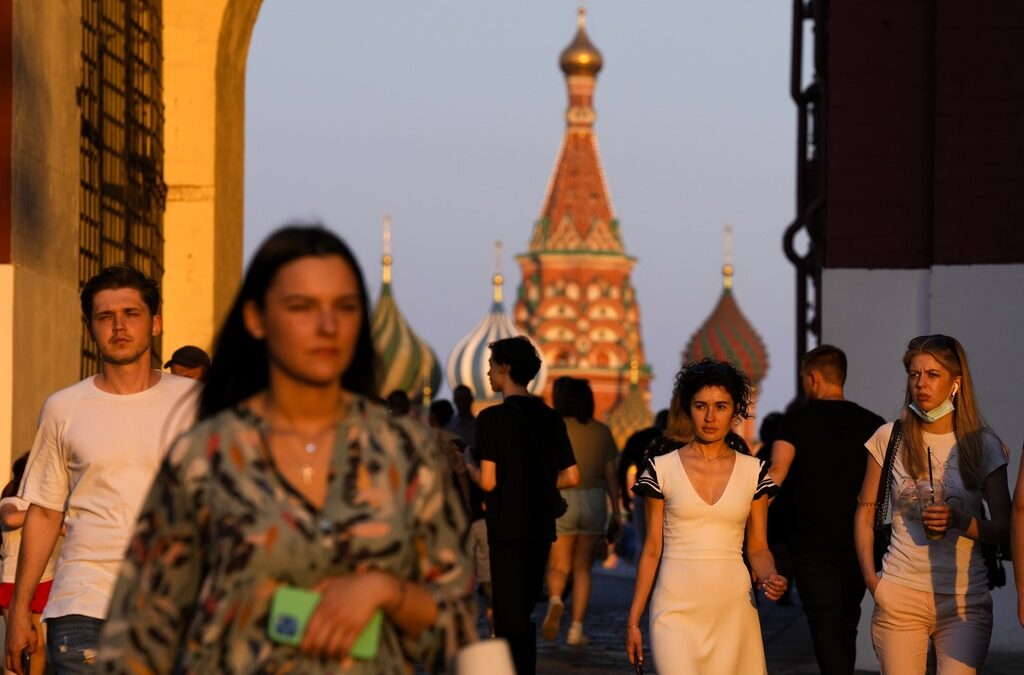 Коронавирусът по света: Русия обяви рекордна смъртност, масовата ваксинация е под въпрос