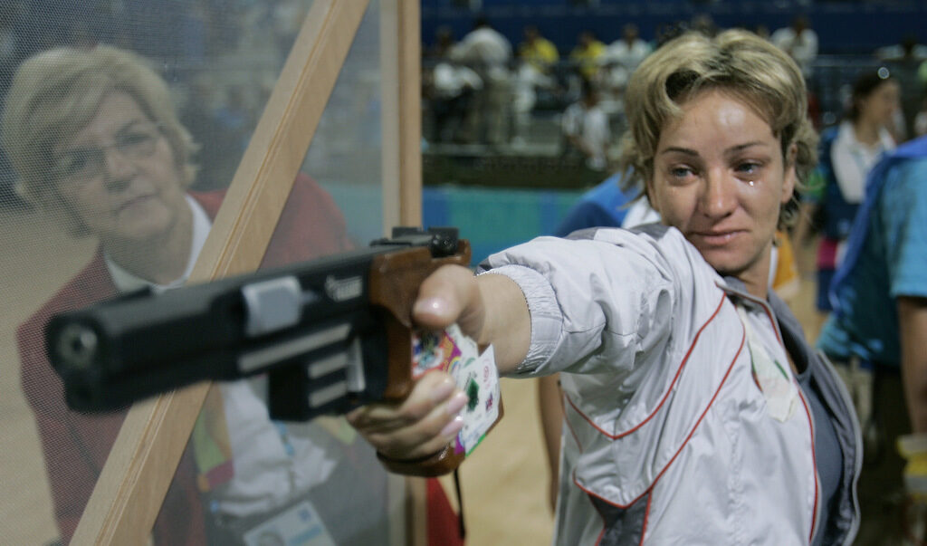 В Атина 2004 Мария Гроздева е олимпийска шампионка от Сидни 2000 и Атина 2004