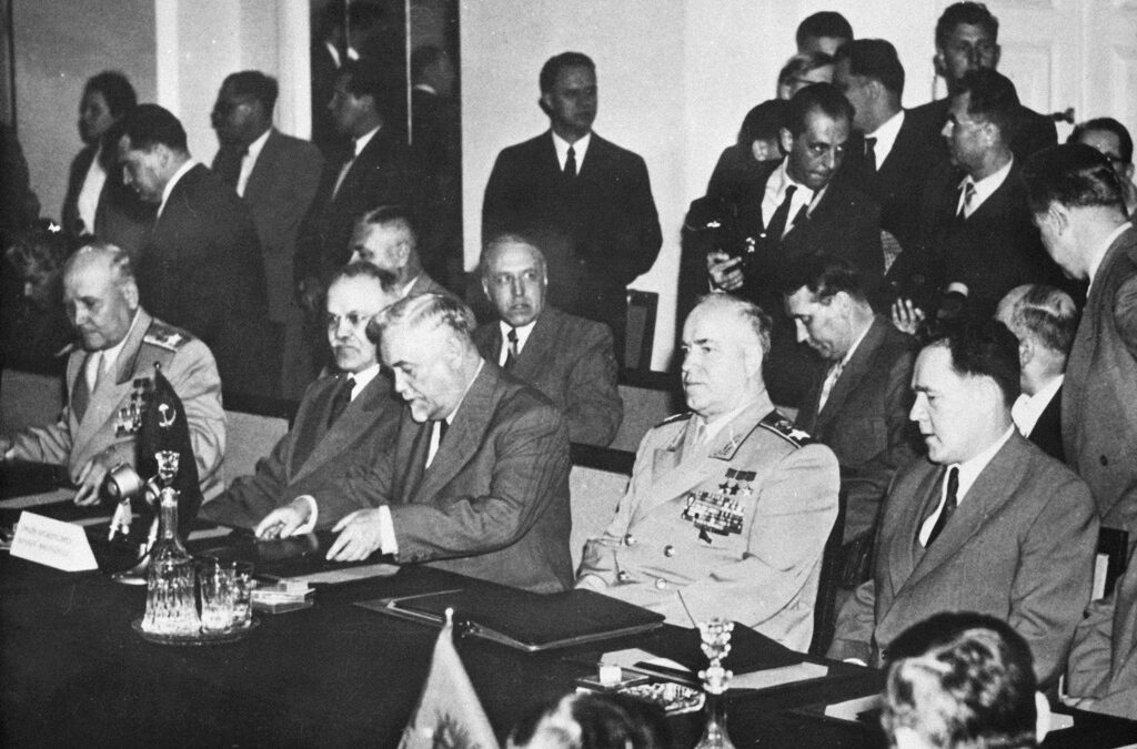 Съветски лидери и военни в полския парламент във Варшава на 14 май 1955 г. при подписването на Варшавския договор. Това са маршал Иван Конев (върховен командващ на алианса), Вячеслав Молотов, външен министър на СССР, премиерът Николай Булганин и министърът на отбраната Георгий Жуков.