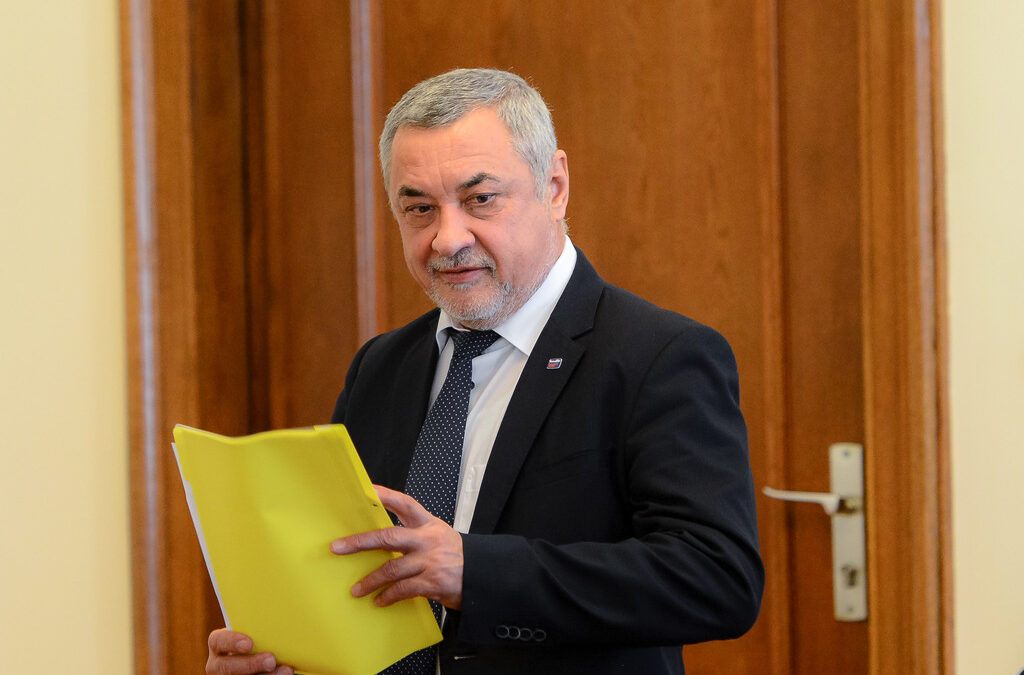 Първо Комисията за защита от дискриминация, а след това и Административният съд в Пловдив решиха, че Валери Симеонов не е осъществил дискриминация, а е изявил правото си на мнение, но сега върховните магистрати отменят решението. Първо Комисията за защита от дискриминация, а след това и Административният съд в Пловдив решиха, че Валери Симеонов не е осъществил дискриминация, а е изявил правото си на мнение, но сега върховните магистрати отменят решението.