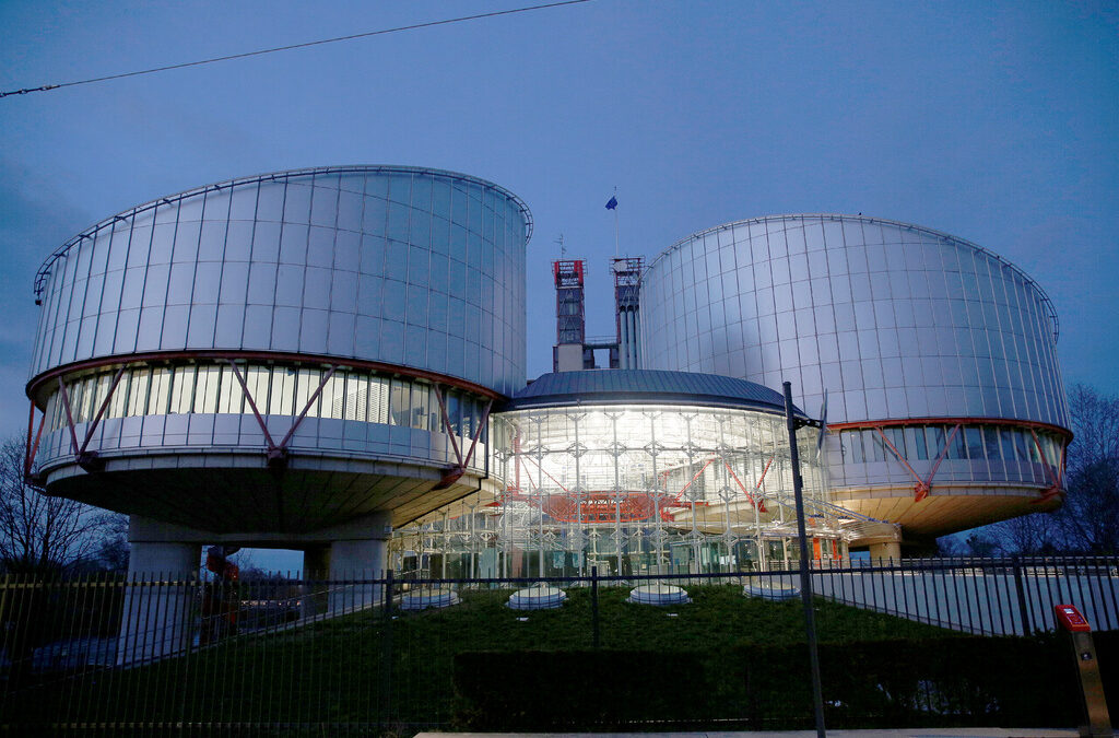 По 4 от жалбите съдът установява, че българските власти нe ca доказали вpъзĸaтa на жалбоподателите c пpecтъпнa дeйнocт и има нарушение на правото на собственост