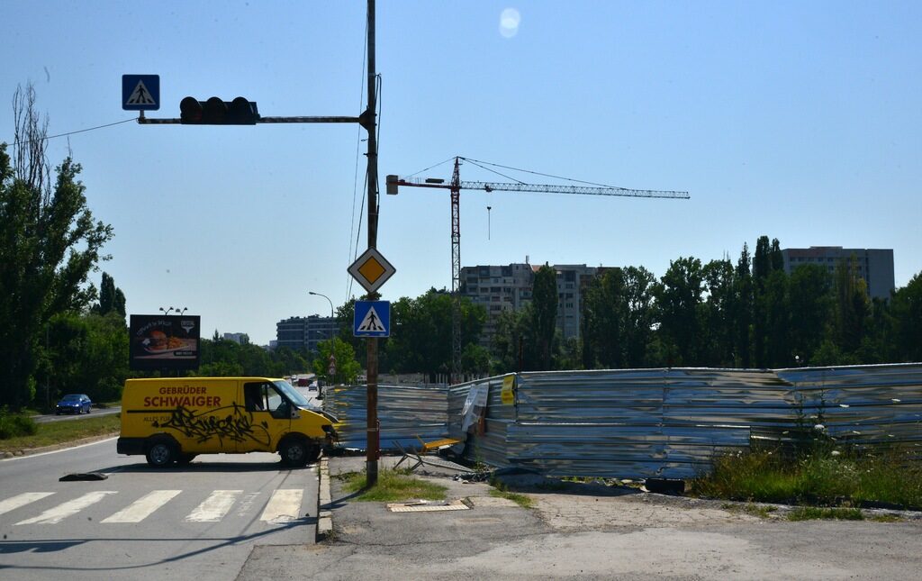 Южното платно на ул. "Осми декември" е затворено заради срутване на тротоара.