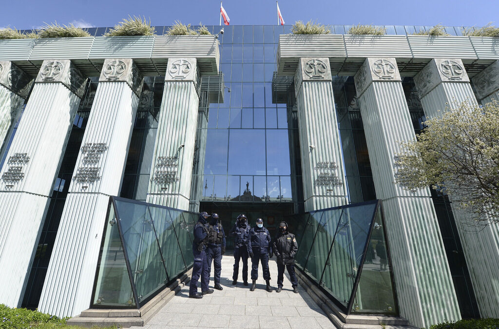 Дисциплинарната камара на Върховния съд на Полша. Висшият съд на ЕС постанови тя незабавно да бъде разпусната, на което Варшава се съпротиви