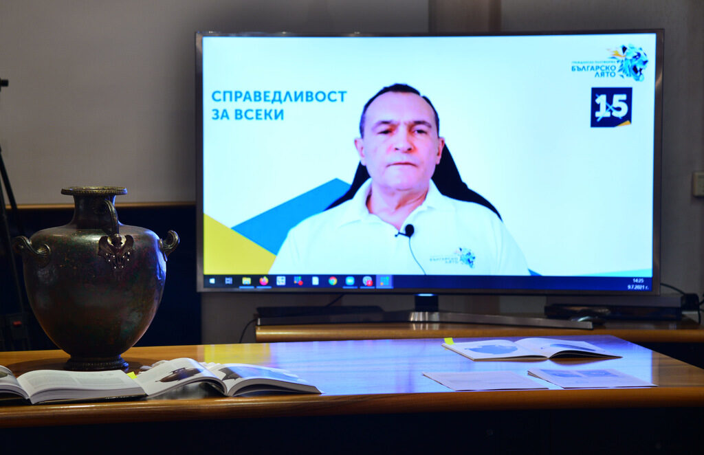 Снимката е от онлайн пресконференция на Божков преди изборите, на която показа артефакт, за който твърди, че е откупен от него на свободния пазар след като преди това е бил иззет от българската прокуратура като част от колекцията му.