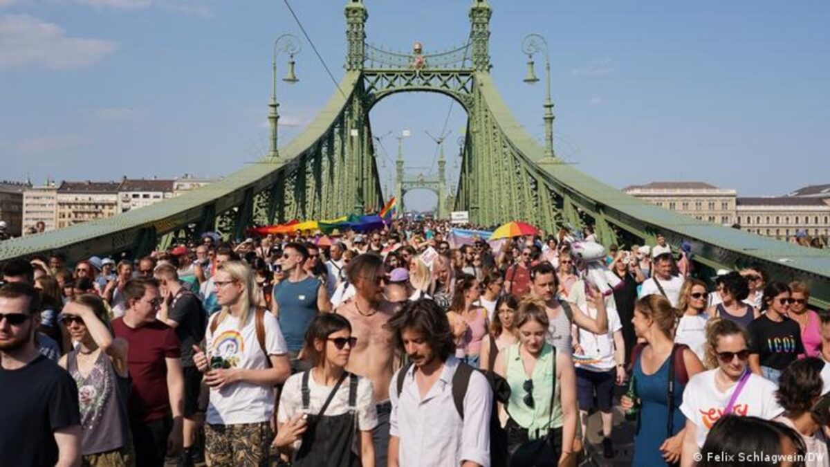 Хиляди унгарци се включиха в годишния гей парад в Будапеща.