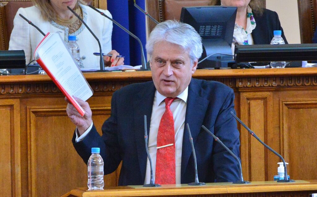 Политическото напрежение: Конфликтът Рашков - ГЕРБ се задълбочи, нови изисквания за кабинет (хронология)