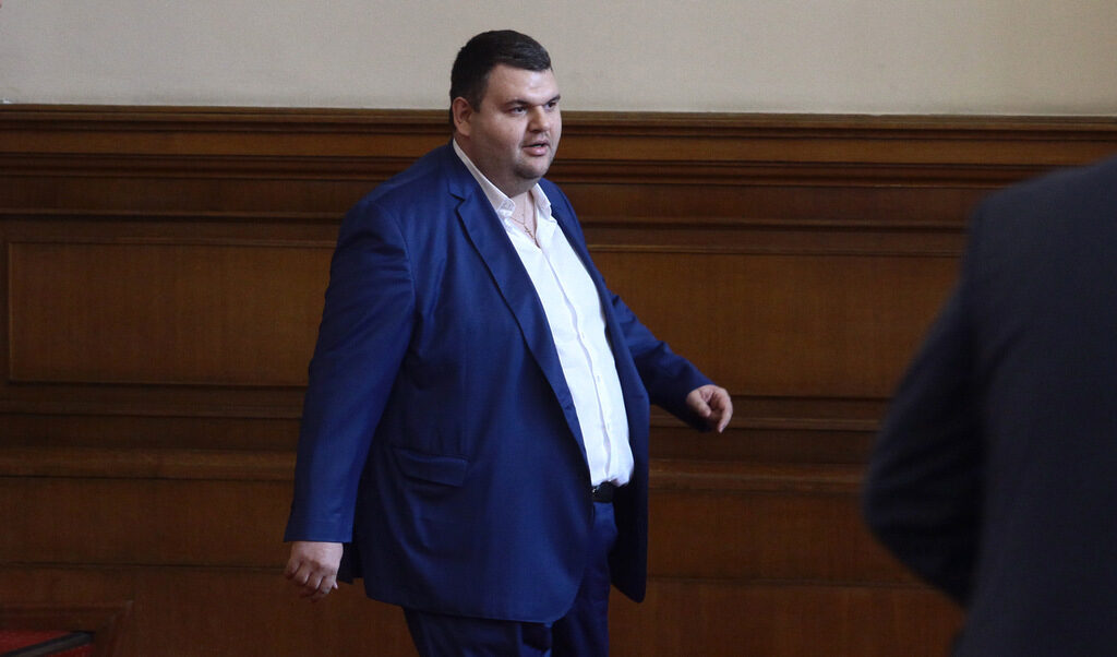 В началото на юни Националната агенция за приходите публикува имената на 64 фирми, след като администрацията на президента Джо Байдън обяви, че налага санкции на шестима българи, сред които и Делян Пеевски.