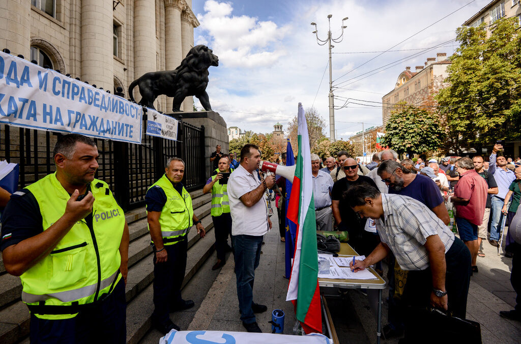 Гражданско сдружение "БОЕЦ" организира протести срещу Иван Гешев от момента на номинирането му за главен прокурор с искане за оставка и правосъдна реформа.
