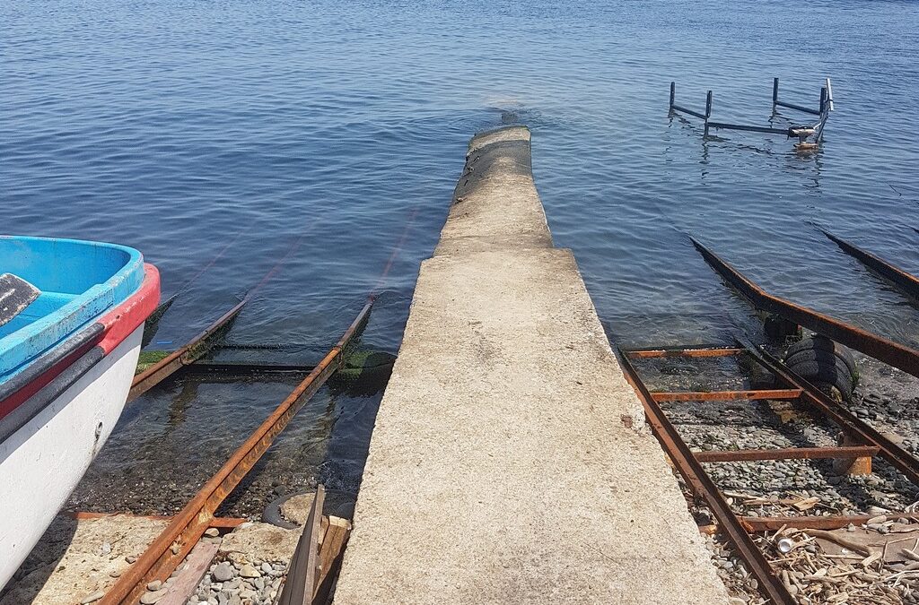Тръбата за отпадни води от с. Синеморец е заустена в морето.