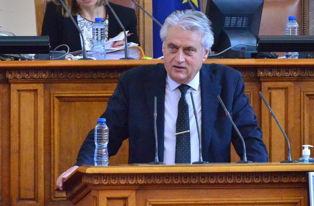 Служебният министър на вътрешните работи коментира, че "прокуратурата в момента е много активно ангажирана да си защитава главния прокурор"