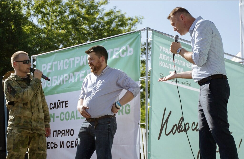 На тази снимка от 2015 г. Леонид Волков е по средата, докато Алексей Навални спори с руски военен в Новосибирск