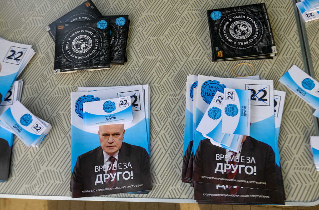 Наместо да строи мостове и да приобщи обидените си фенове към нацията, Слави Трифонов доведе поляризирането ѝ докрай - не иска с никого, за нищо, на никаква цена.