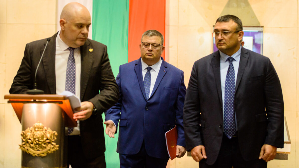 Прокуратурата е знаела за кадрите с полицейско насилие, сега взима случая под специален надзор Прокуратурата е знаела за кадрите с полицейско насилие, сега взима случая под специален надзор
