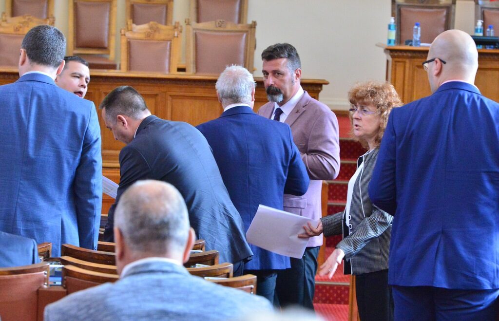 Парламентът създаде комисии: Йордан Цонев оглави икономическата, Тома Биков - медийната Парламентът създаде комисии: Йордан Цонев оглави икономическата, Тома Биков - медийната