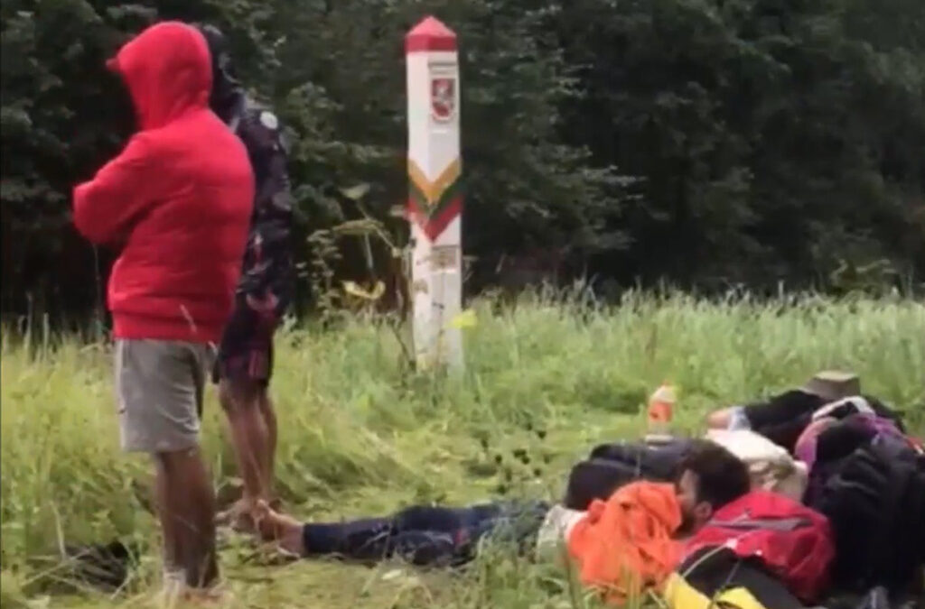 Кадър от видео на беларуската гранична служба, показващо мигранти, които се събират, за да пресекат заедно границата на Литва. Кадър от видео на беларуската гранична служба, показващо мигранти, които се събират, за да пресекат заедно границата на Литва.