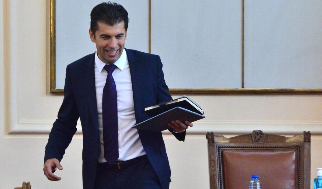Министър Петков вече не е канадец, чака се решение на Конституционния съд
