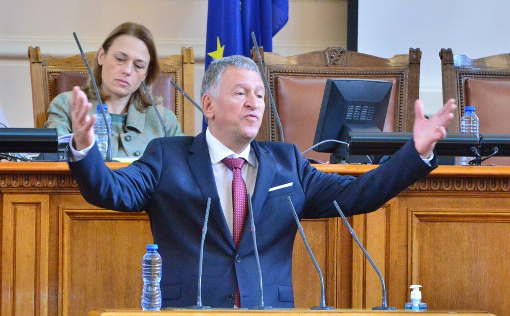 При взаимни нападки между бивши и настоящи управляващи бюджетът на касата бе вдигнат