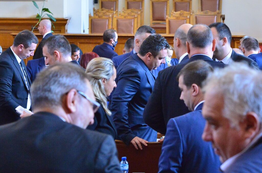 Бюджетът и три закона срещу Гешев закриват парламента