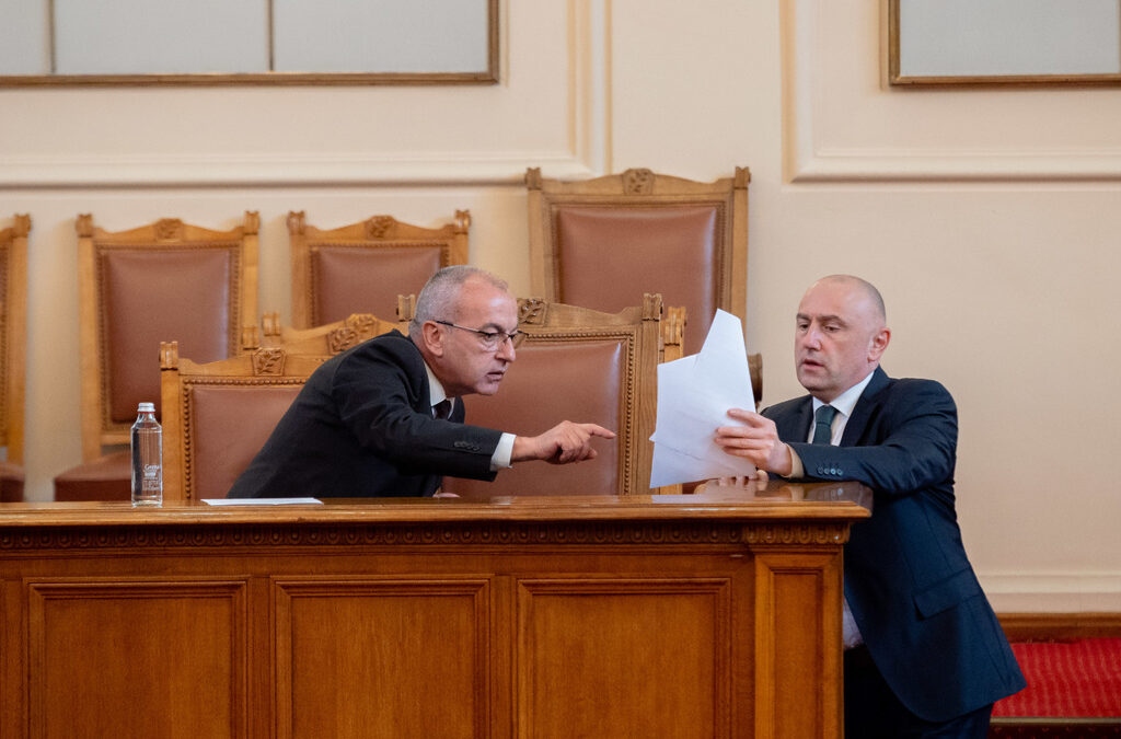 Предизборно парламентът увеличи и пенсиите, и добавките към тях
