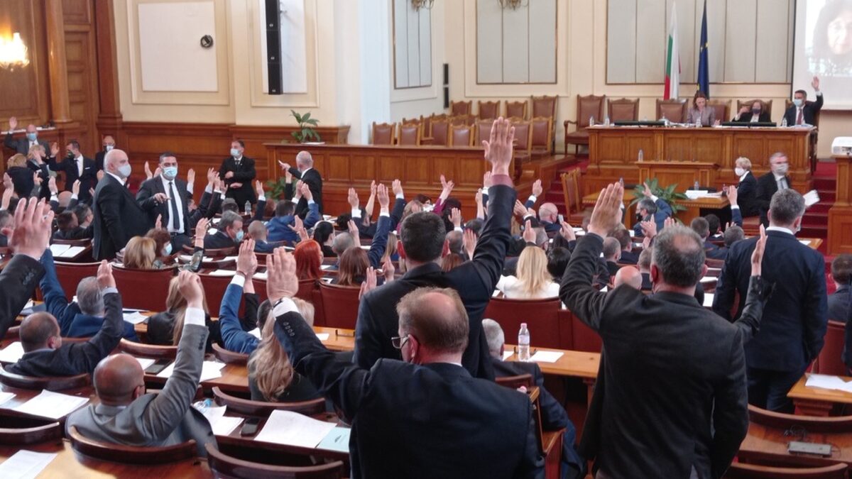 Политическото напрежение: парламентът увеличи майчинството за втората година, Нинова върна мандата (хронология)