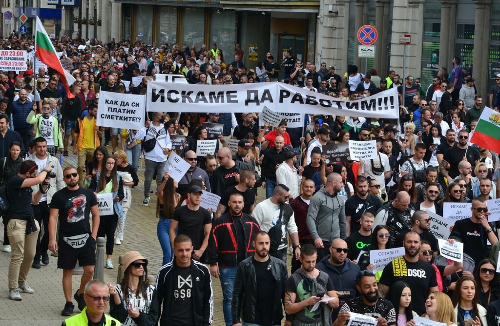 Недоволни от новите COVID мерки поискаха оставки на министри и заплашиха с блокада на страната