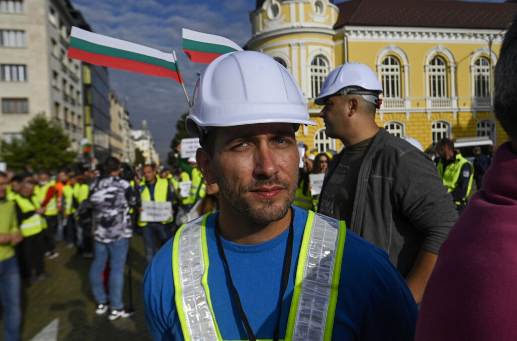 Днес работници от пътностроителните фирми протестираха през парламента.