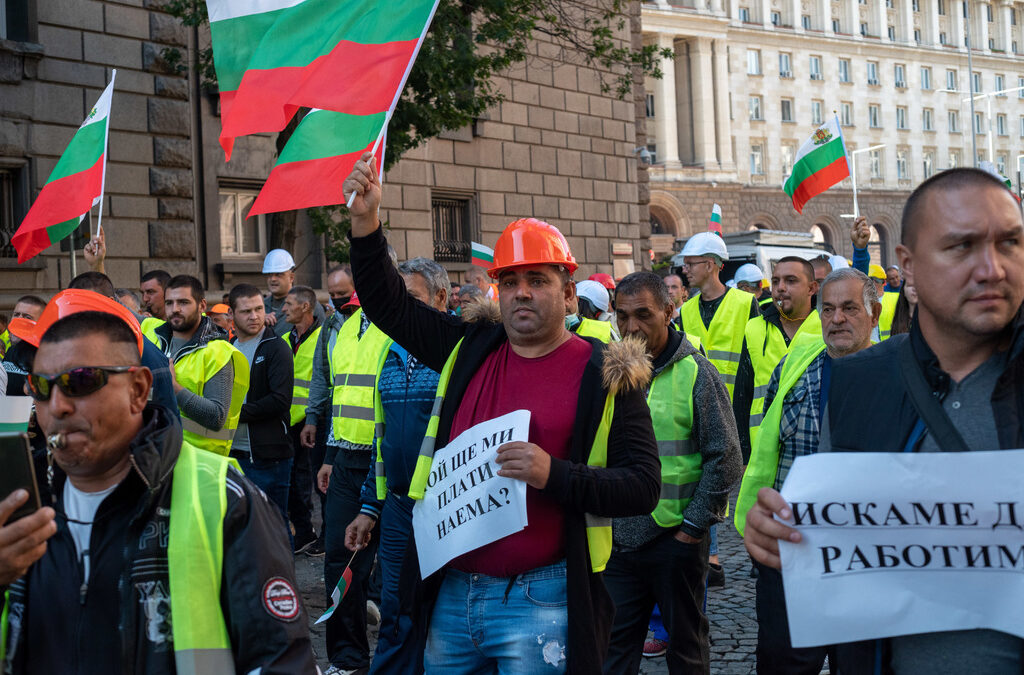 Някои от протестиращите не са получавали заплати няколко месеца. Но не ги искат от мениджърите, които са получили авансово милиони от правителството на ГЕРБ.
