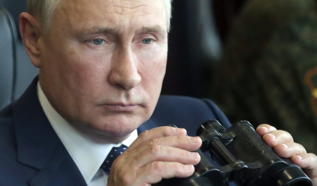 Коронавирусът по света: Путин се самоизолира след "целодневен" контакт със заразен
